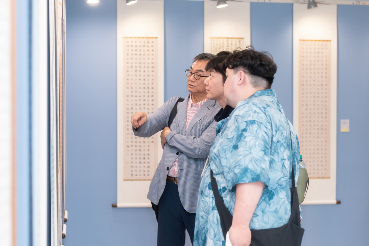 開幕式後本屆評審委員蕭世瓊教授對本屆獲獎者作品給予點評/社團法人中華翰維文化推廣協會提供