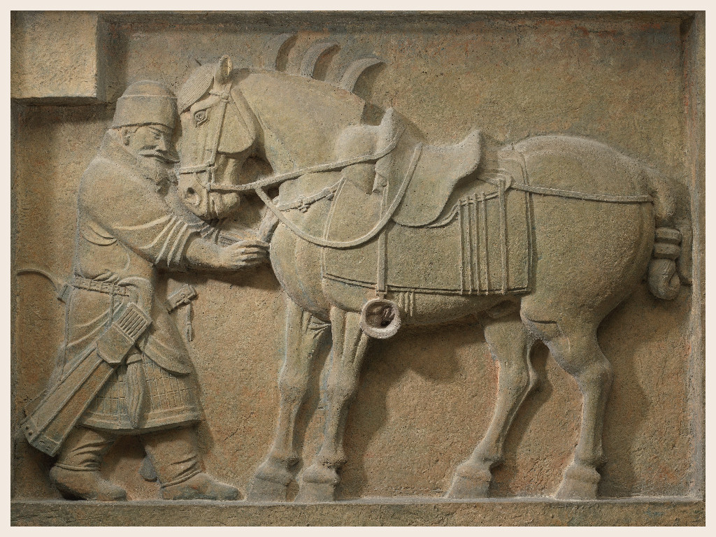 昭陵六駿「颯露紫」:為李世民在邙山和王世充作戰時的坐騎。石刻描繪軍官丘行恭俯首拔箭姿態。六駿中的「颯露紫」、「拳毛騧」於1914年流失海外,現存美國賓州大學。/社團法人中華翰維文化推廣協會提供