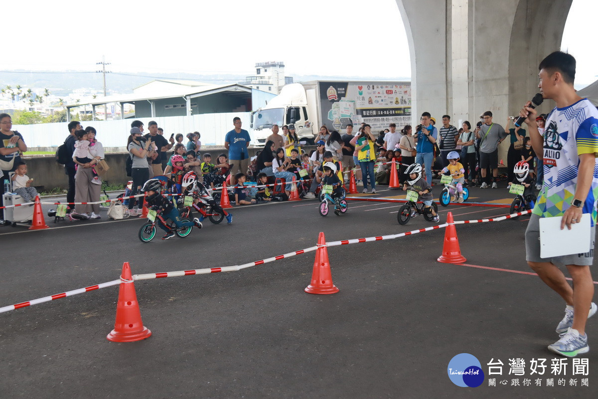 小選手快速起步,速度很快。(記者扶小萍攝)