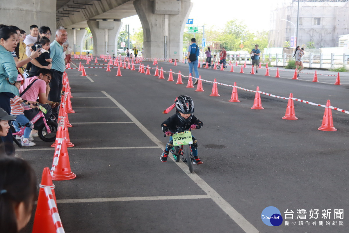 行動中身體核心動作很重要。(記者扶小萍攝)