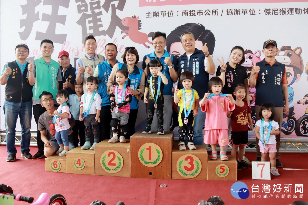 張市長與來賓為小選手頒獎。(記者扶小萍攝)