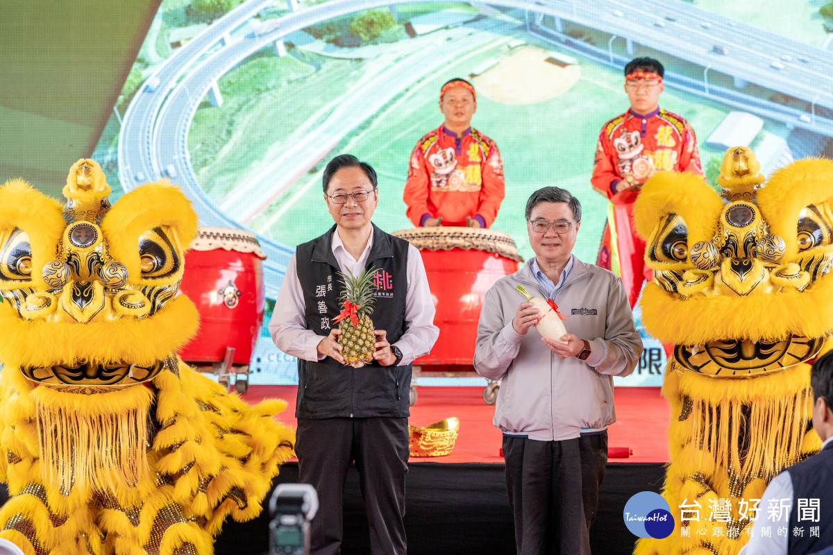 張市長與卓院長合照。