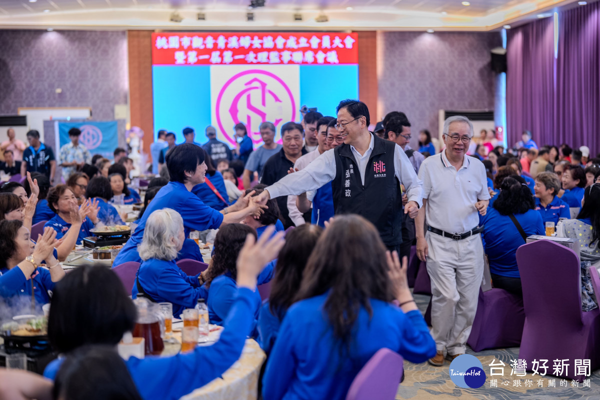 張市長與熱情會員握手致意。