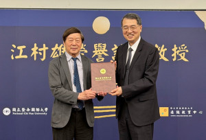 暨大校長武東星(右)，頒發榮譽講座教授證書予攝影家江村雄(左)老師。（暨大提供）