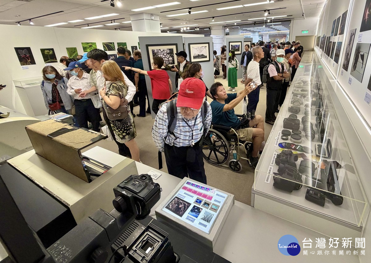 暨大江村雄攝影美學教育館除了攝影作品外,另擁有六千餘冊攝影專業書籍、國際攝影刊物與價值七百萬元的數位影像設備,吸引大量攝影藝術界人士到場觀展。(暨大提供)