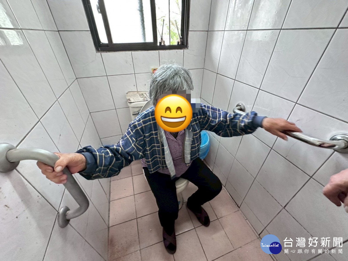 嘉義縣社會局與「社團法人笁樂種子基金會公益協會」今(11)日結合全台各地施做扶手專家,完成安裝近500戶居家及公共空間的扶手/縣府提供