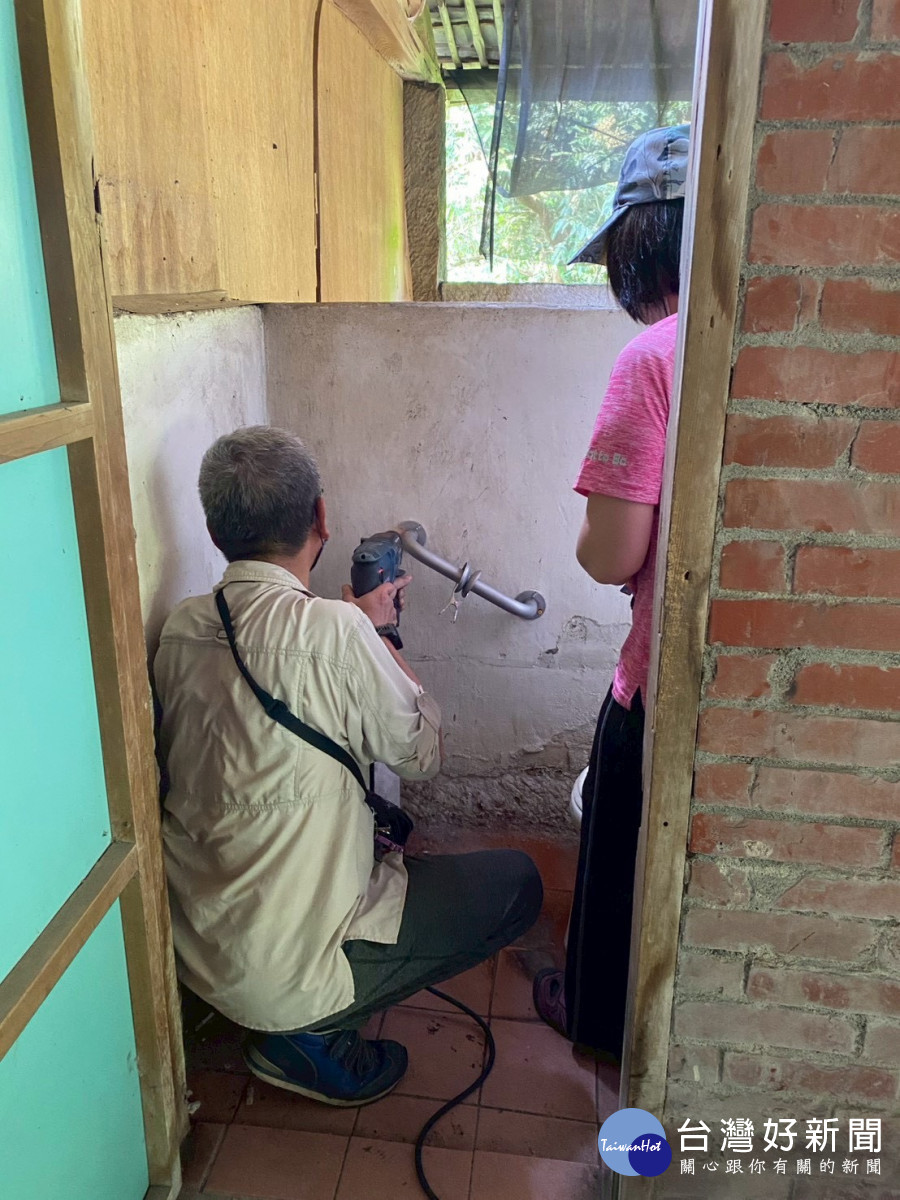 嘉義縣社會局與「社團法人笁樂種子基金會公益協會」今(11)日結合全台各地施做扶手專家,完成安裝近500戶居家及公共空間的扶手/縣府提供