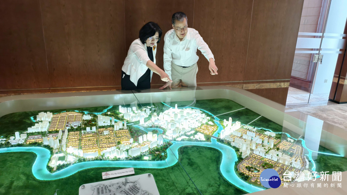 丁廣欽董事長親自介紹富美興社區推動歷程,從荒煙漫草的沼澤地,逐步建設為胡志明市知名示範城鎮/縣府提供