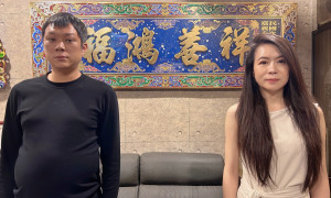 嘉義玄尚會行善團執行長游凱鴻（左）年捐逾百萬行善，行善團大家長冠慧姊（右）於9周年時，特以創辦人游吉祥及游凱鴻之名提字贈匾，肯定其承接父親志業、造福人群。（圖：記者李奕樵攝影。）