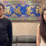 嘉義玄尚會行善團執行長游凱鴻（左）年捐逾百萬行善，行善團大家長冠慧姊（右）於9周年時，特以創辦人游吉祥及游凱鴻之名提字贈匾，肯定其承接父親志業、造福人群。（圖：記者李奕樵攝影。）