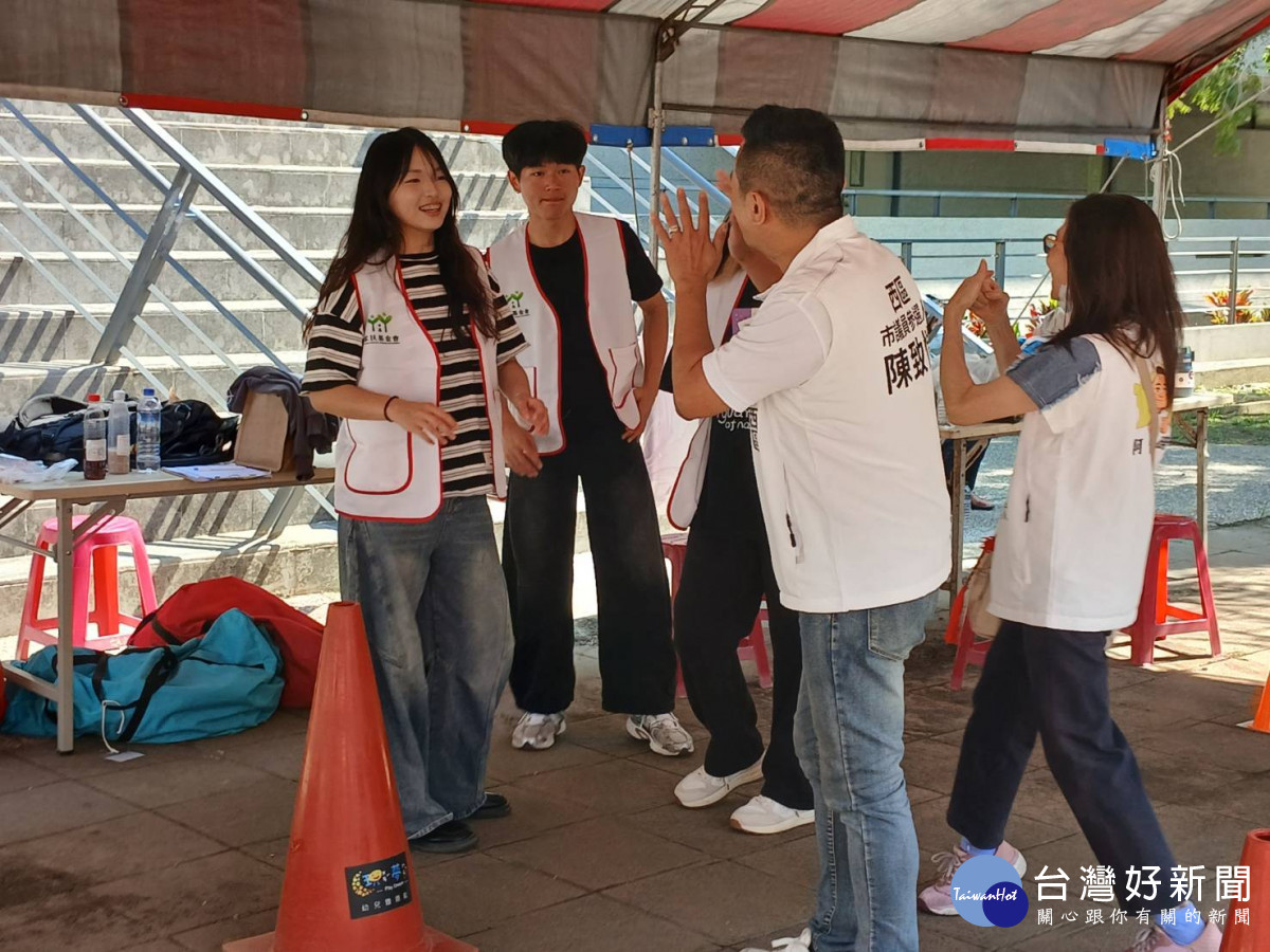 嘉義家扶中心今天舉辦「愛要大聲說出來」親子歡喜園遊會/民眾提供