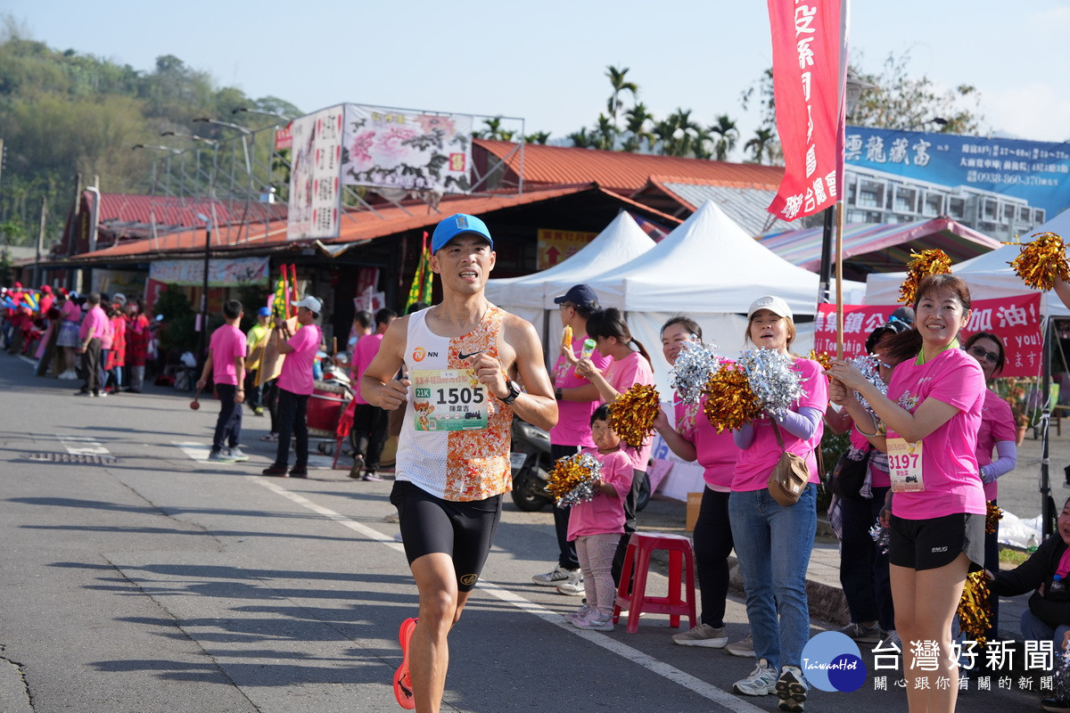 拉拉隊為跑者加油。(圖/集集鎮公所提供)