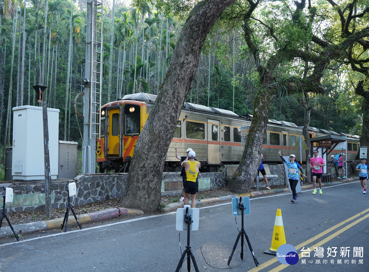 集集線火車也歡迎著跑者們。(圖/集集鎮公所提供)