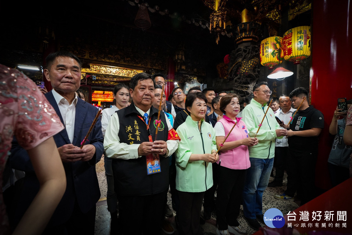 盧秀燕市長與鍾東錦縣長及拱天宮主委洪文華一同恭請媽祖登轎，虔誠祈求進香活動平安順利圓滿成功。