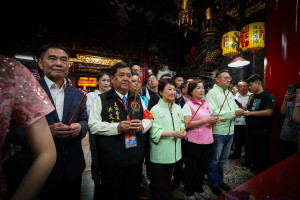 盧秀燕市長與鍾東錦縣長及拱天宮主委洪文華一同恭請媽祖登轎，虔誠祈求進香活動平安順利圓滿成功。