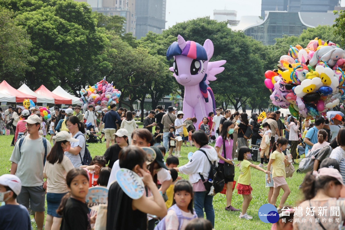 活動現場矗立5公尺高的紫悅氣偶，吸引滿滿人潮