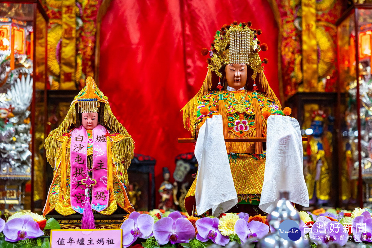 三尊媽祖一同出發往北港朝天宮進香。（縣府提供）