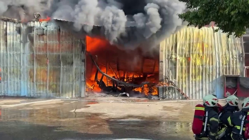 田尾鄉鐵皮成衣廠陷火海   黑色濃煙直竄天際場面驚人