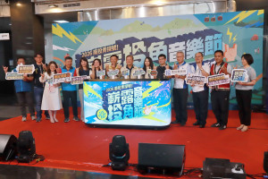 王副縣長與來賓歡迎大眾參與南投青探號活動。（記者扶小萍攝）