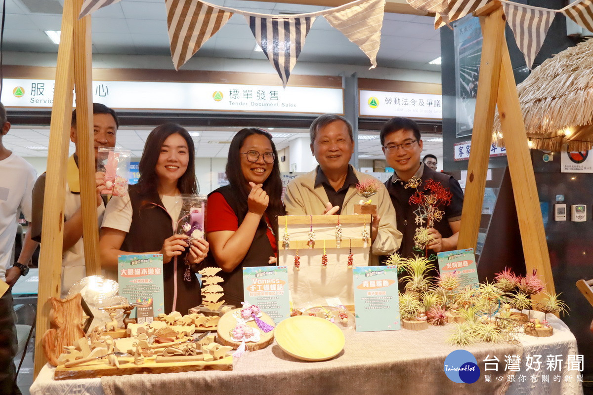 王副縣長等到市集攤位巡禮。（記者扶小萍攝）