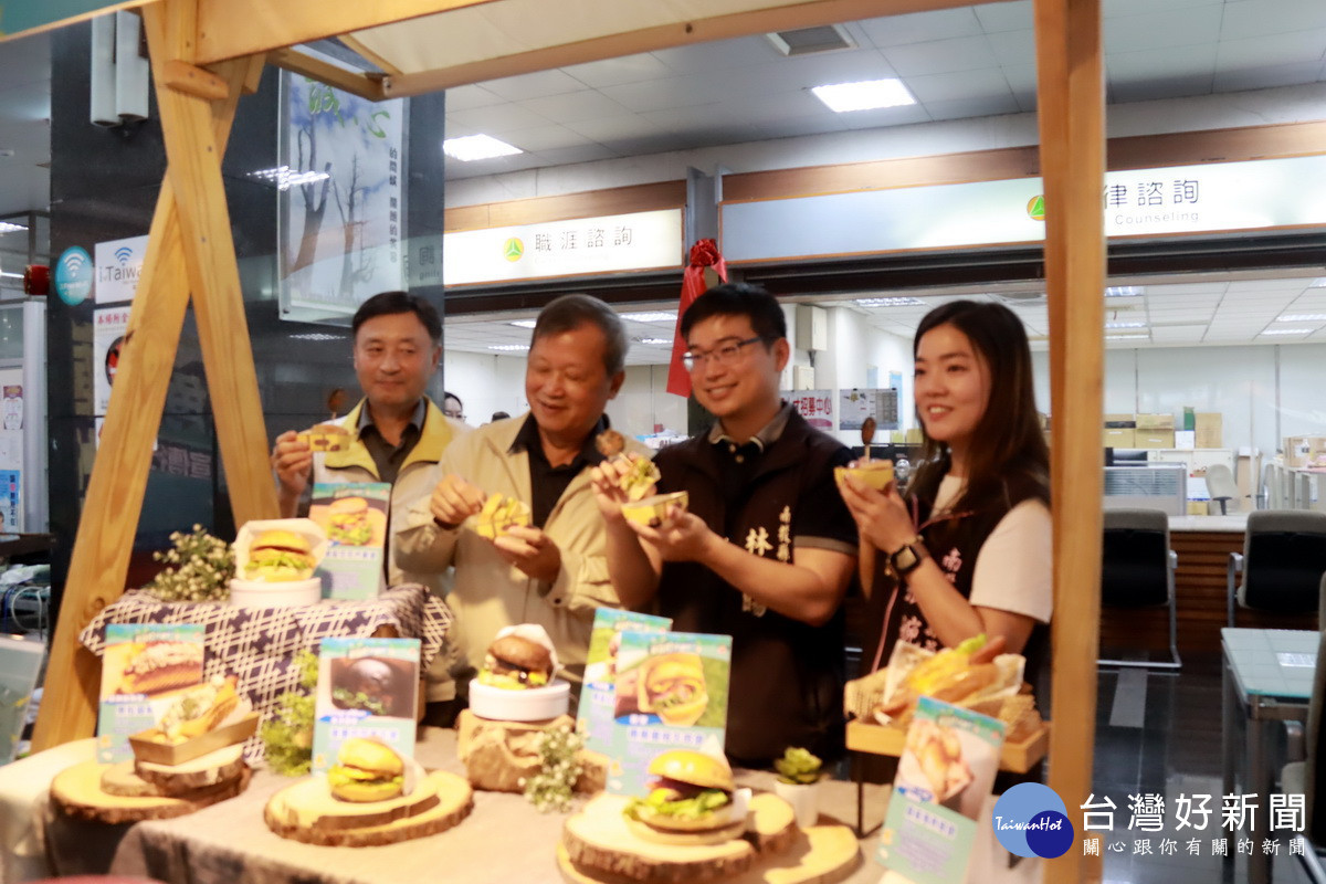 6家人氣漢堡餐車推出不同風味漢堡。（記者扶小萍攝）