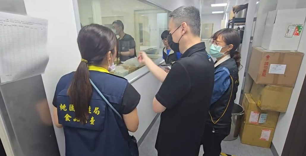 桃衛局聯合檢調合力打擊不法，破獲竄改效期、逾期原料再製康普茶已勒令下架並偵辦中。