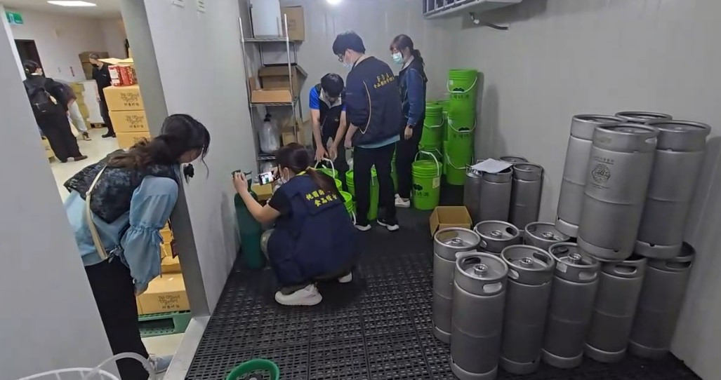 桃衛局聯合檢調合力打擊不法，破獲竄改效期、逾期原料再製康普茶已勒令下架並偵辦中。