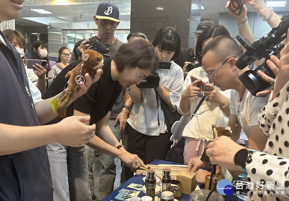 許縣長等人到攤位巡禮試體驗各活動。（記者扶小萍攝）