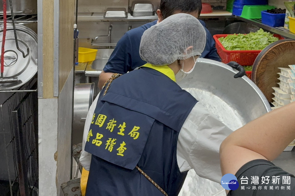 針對內壢上野烤肉飯疑似發生食物中毒案，桃園市政府衛生局啟動食安調查機制派員到場稽查。