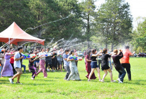 暨大為境外生精心舉辦潑水節活動，校方的關懷與祝福隨著歡笑聲與漫天飛舞的水花，滲透進每一位學子的心中。（圖/暨大提供）