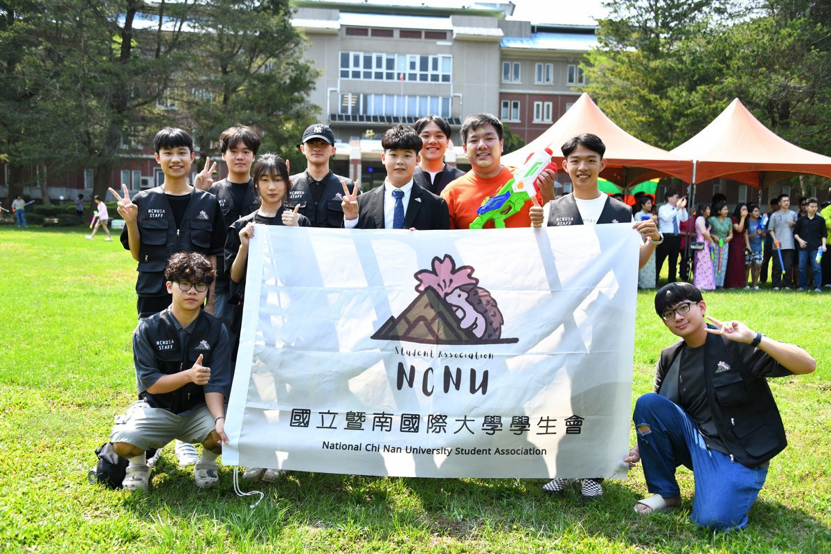 潑水節活動投入關懷境外生的「暨大學生會」服務團隊。（圖/暨大提供）