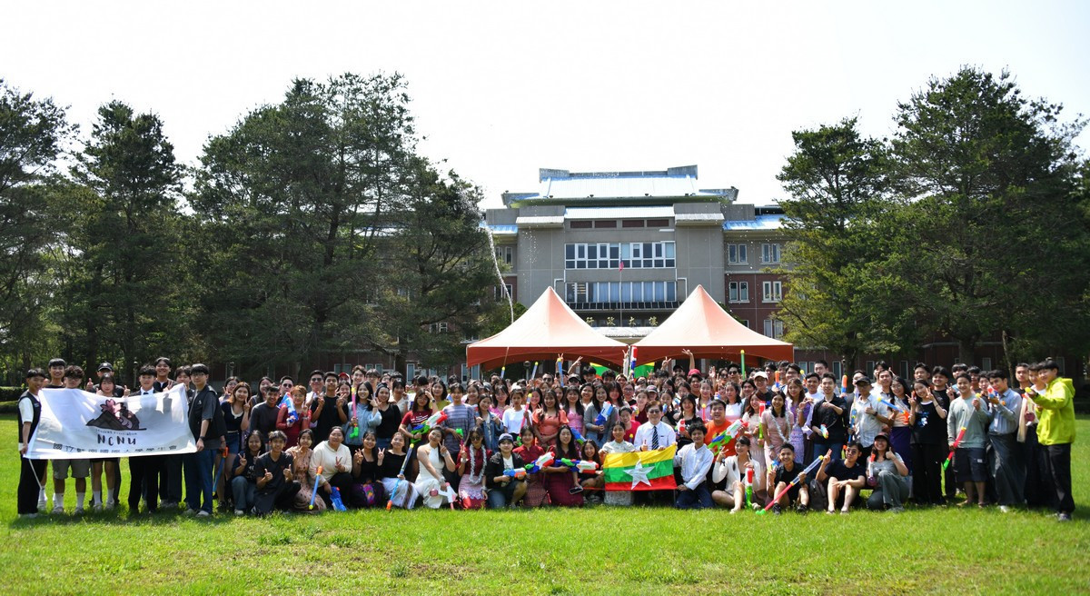 暨大舉辦「緬甸傳統新年潑水節」活動，參與師生合影。（圖/暨大提供）