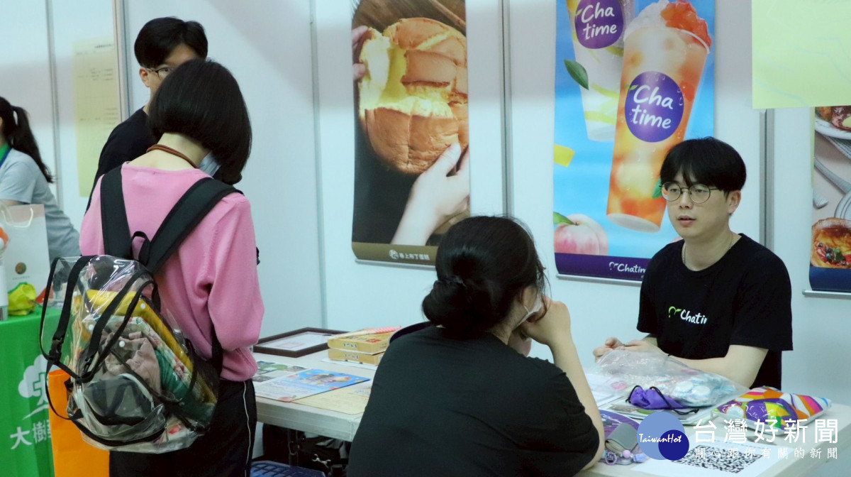 活動現場學生向徵才廠商諮詢。