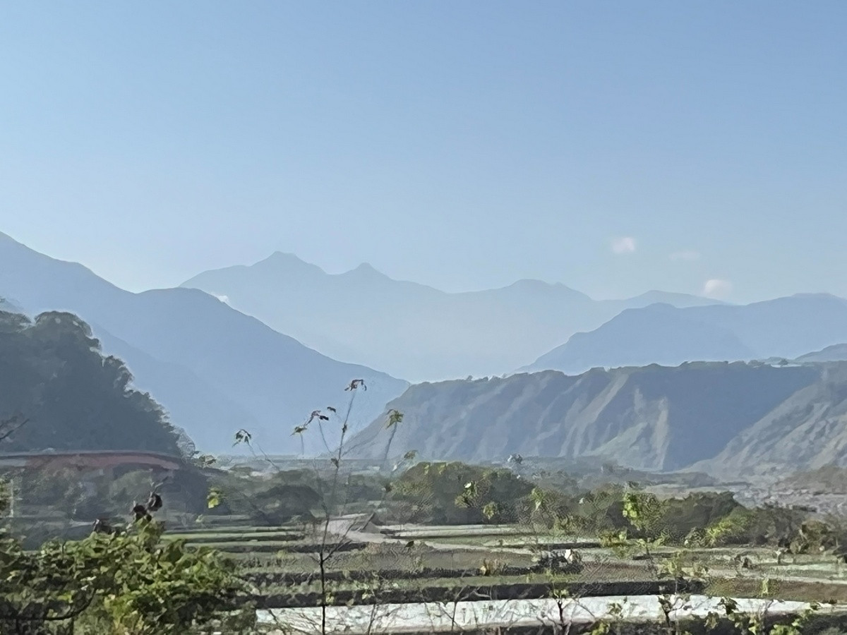 南投縣信義鄉豐丘抬頭望見的玉山主峰及北峰。(玉管處提供)