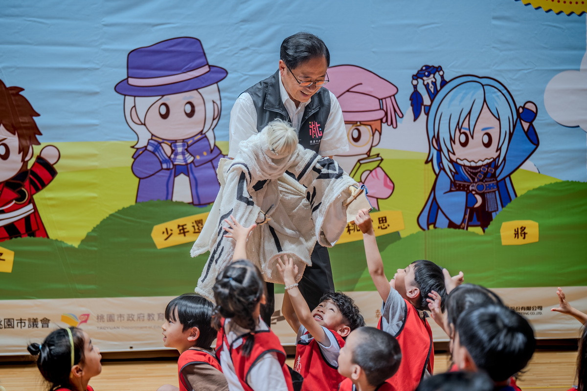 桃園市長張善政操作傳統木偶戲與小朋友們同樂。<br />