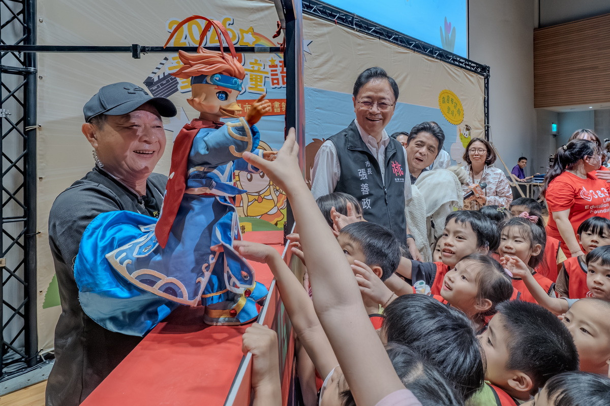 桃園市長張善政與小朋友們共同欣賞傳統木偶戲。<br />