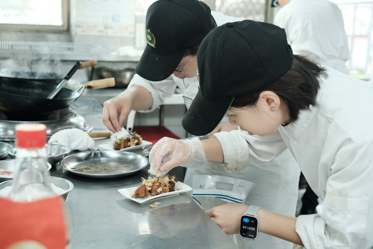 與賽同學團隊合作端出創意料理。（草屯鎮農會提供）