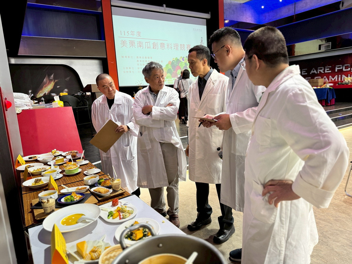 評審嚴謹品評。（草屯鎮農會提供）