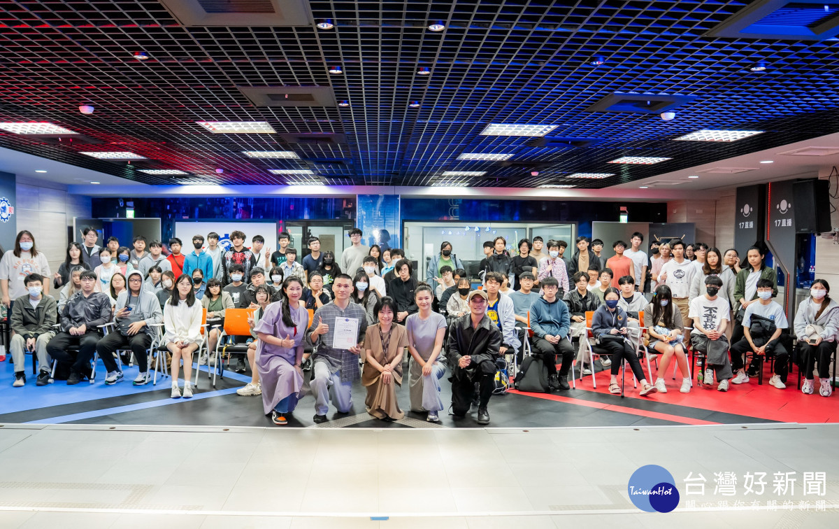 「當代傳奇劇場」舉辦藝文講座,讓同學們從不同角度認識東西方融合的表演藝術及跨文化劇場創作的多元可能。