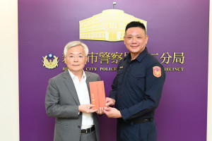 警政署長張榮興頒發慰問金。