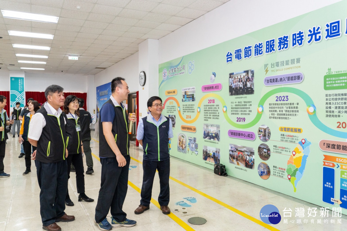 台電桃園區處於今(4/15)日舉辦大用戶座談會,特別設置「台電節能服務時光迴廊」,由桃園區處節能課長陳奕穎(右二)向與會人員導覽、說明