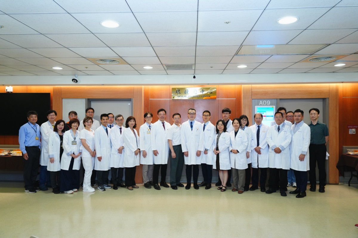 桃園長庚葉集孝副院長(正中)率領眼腫瘤中心眼科、放射腫瘤科、腫瘤科、小兒血腫科、病理科、放射科及醫學物理師等團隊合影。(長庚醫院提供)