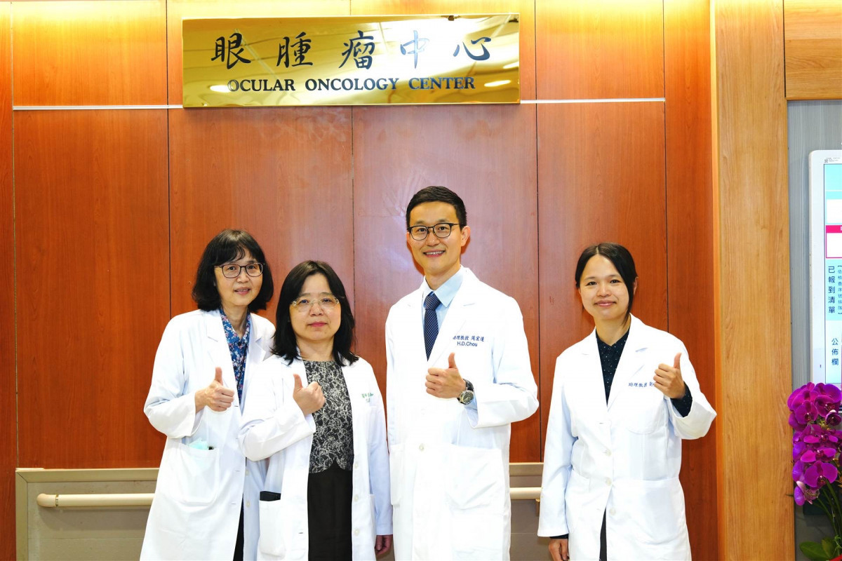 長庚眼腫瘤中心專業陣容，左起：眼內腫瘤專家趙安年醫師、眼窩腫瘤專家蔡悅如醫師、眼內腫瘤專家周宏達主任、小兒眼腫瘤專家劉峻秀醫師。(長庚醫院提供)