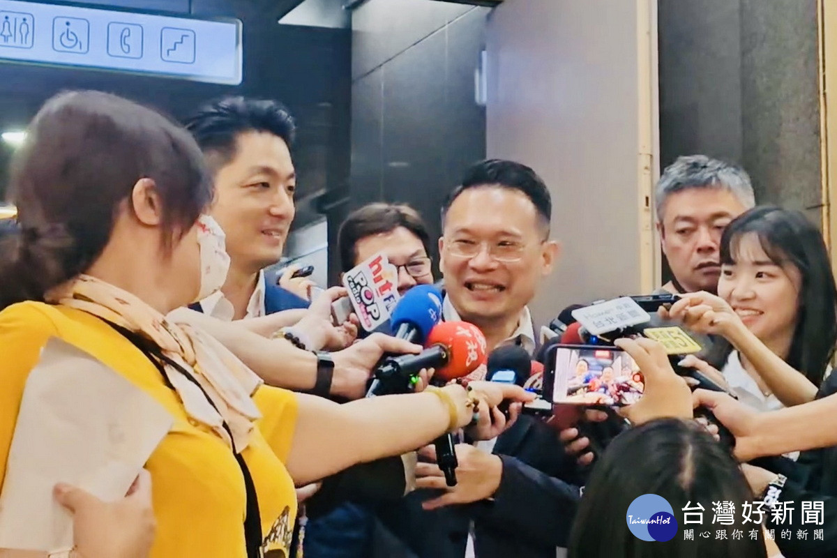 桃園市副市長蘇俊賓於「我的減碳存摺2.0記者會」接受媒體訪問。