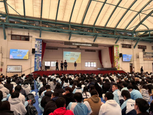 警方進入校園進行面對面宣導，即時解答學生疑問。