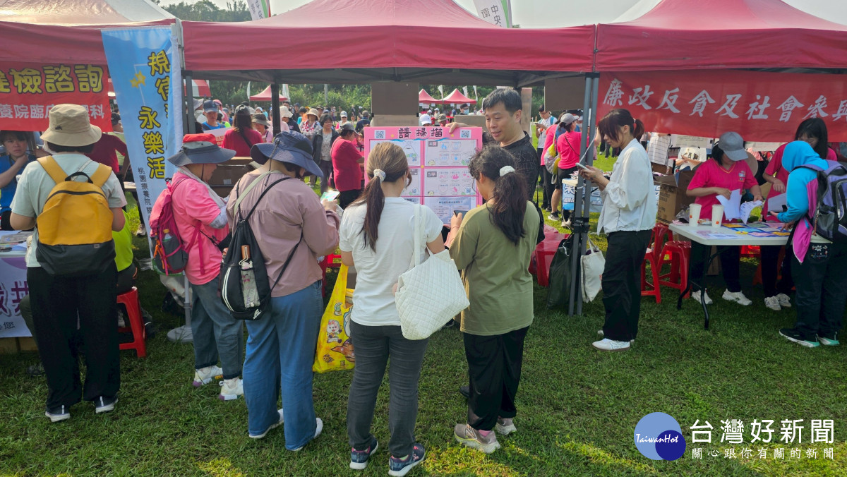 活動現場透過大型圖像化宣導看板,將複雜的兒保概念轉化為簡單易懂的行動指引。 (桃療提供)