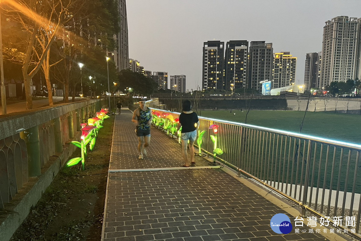 桃園燈會圓滿落幕後,水務局將龜山公滯一滯洪池進行改善化身夜間藝文新亮點。