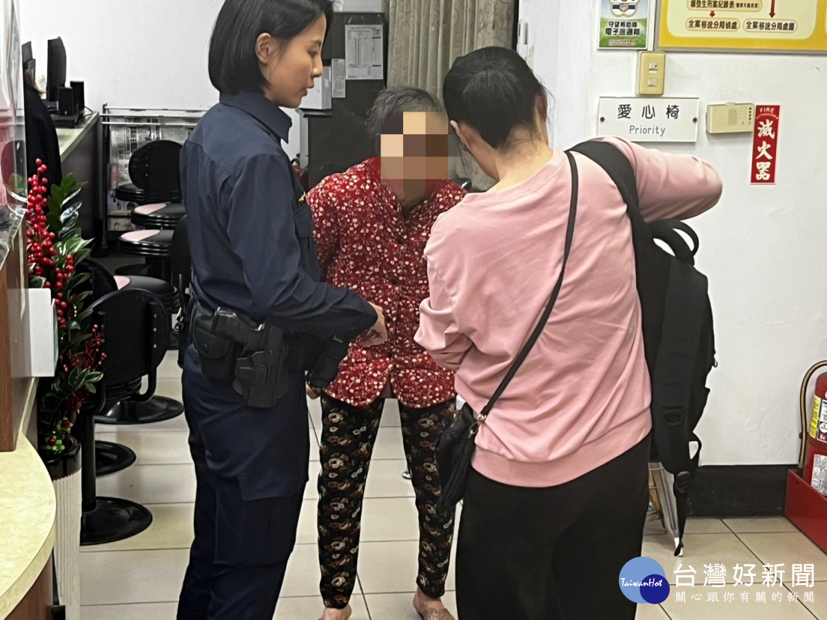  9旬迷途婦路旁徬徨想找女兒，中壢暖警耐心安撫助平安返家。