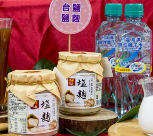 臺鹽「鮮選我塩麴」以米麴、海鹽和水天然發酵釀成，風味自然回甘，能引出食材鮮甜滋味，為辦桌料理帶來不同的調味體驗。