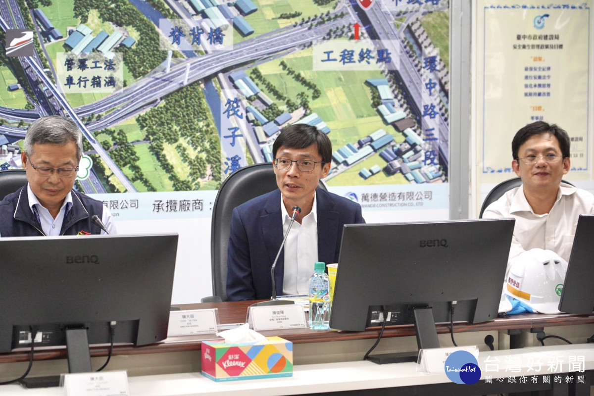 新加坡建設局結構工程署高級署長陳俊陽(中)